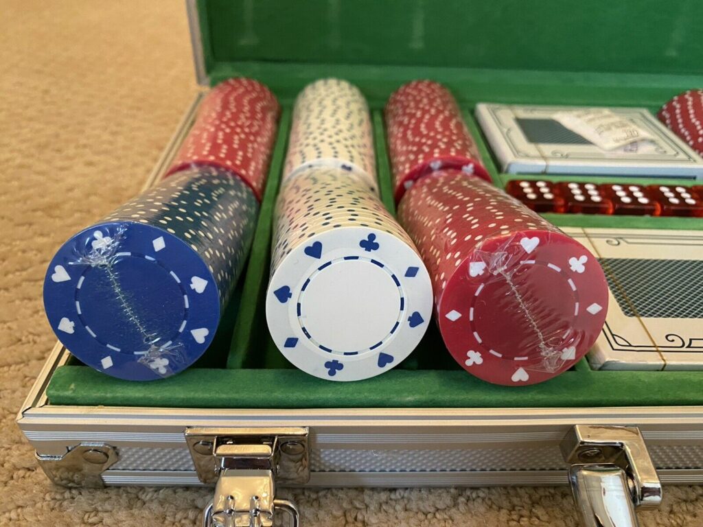 Poker Chip Sets: What to Consider When Choosing One - Blog Flixo
